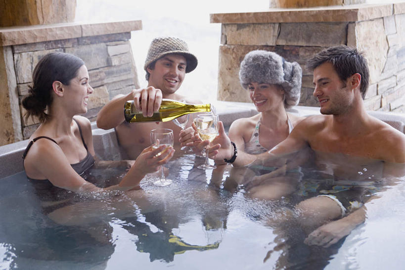 西方人,四个人,伙伴,朋友,坐,笑,微笑,露齿笑,横图,室外,白天,正面,泳装,比基尼,爱情,友谊,温泉,雾,杯子,帽子,欧洲,欧洲人,握,沸腾,蒸汽,背心,墙,水蒸气,雾气,浪漫,注视,墙壁,墙面,玻璃制品,酒瓶,倒影,瓶子,水杯,观察,看,温暖,温馨,恩爱,握着,恋人,泉水,温和,观看,气体,和睦,察看,倒映,关注,蒸发,棉帽,反照,地热,友情,男人,男性,年轻男性,年轻女性,女人,女性,白种人,情侣,玻璃杯,坐着,半身,彩图,三点式,泳衣,伴侣,融洽