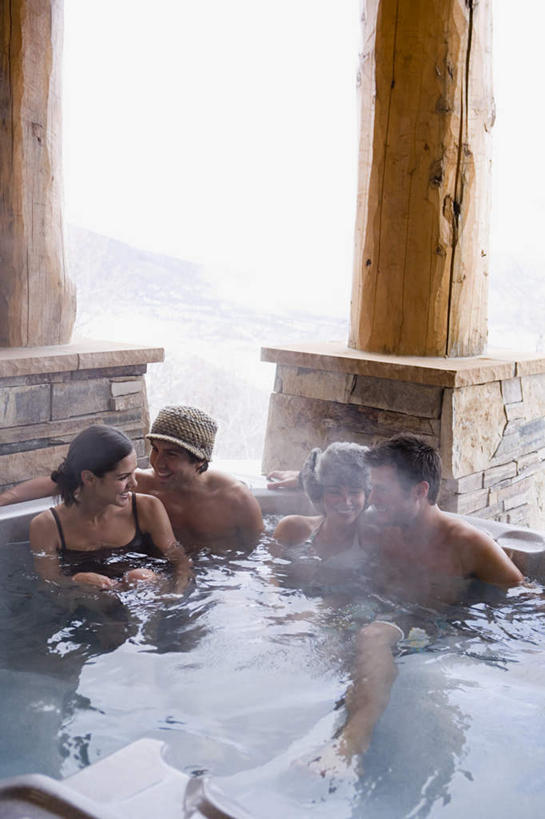 西方人,四个人,伙伴,朋友,坐,抱,笑,微笑,露齿笑,竖图,室外,白天,正面,泳装,比基尼,爱情,友谊,温泉,雪,雾,大雪,帽子,欧洲,欧洲人,沸腾,蒸汽,积雪,雪景,冬季,冬天,水蒸气,雾气,浪漫,注视,裸露,观察,看,温暖,温馨,恩爱,寒冷,恋人,泉水,温和,抱着,观看,气体,和睦,察看,搂着,关注,裸,蒸发,棉帽,严寒,地热,友情,男人,男性,年轻男性,年轻女性,女人,女性,白种人,情侣,搂,搂抱,坐着,半身,彩图,三点式,泳衣,伴侣,融洽