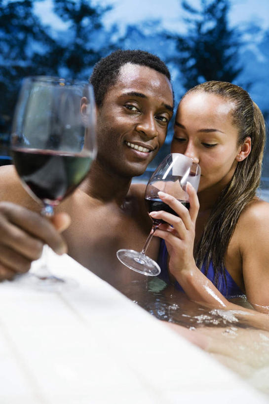 红酒,葡萄酒,西方人,两个人,站,笑,微笑,露齿笑,竖图,室内,夜晚,正面,泳装,比基尼,爱情,温泉,雾,杯子,欧洲,非洲,黑人,欧洲人,喝,握,沸腾,蒸汽,高脚杯,红酒杯,水蒸气,雾气,酒类,浪漫,拿,拿着,注视,裸露,玻璃制品,酒,饮料,酒杯,观察,看,站着,温暖,温馨,红葡萄酒,恩爱,握着,恋人,泉水,温和,观看,气体,和睦,察看,关注,裸,蒸发,地热,男人,男性,女人,女性,中年男性,中年女性,非洲人,情侣,玻璃杯,站立,半身,彩图,三点式,泳衣,伴侣,融洽