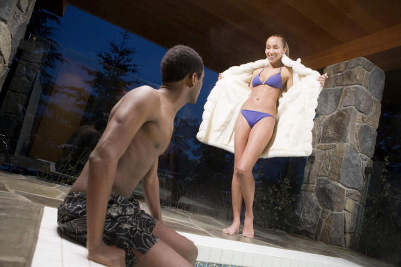 西方人,两个人,站,坐,伸展双臂,横图,室内,白天,仰视,泳装,比基尼,爱情,温泉,雾,欧洲,非洲,黑人,欧洲人,沸腾,服装,蒸汽,水蒸气,雾气,浪漫,注视,外套,衣服,观察,看,站着,温暖,温馨,恩爱,恋人,服饰,泉水,温和,观看,气体,和睦,察看,衣着,穿着,关注,蒸发,衣饰,地热,男人,男性,女人,女性,中年男性,中年女性,非洲人,情侣,敞开双臂,伸开双臂,展开双肩,站立,张开手臂,张开双臂,坐着,半身,彩图,低角度拍摄,三点式,泳衣,伴侣,融洽