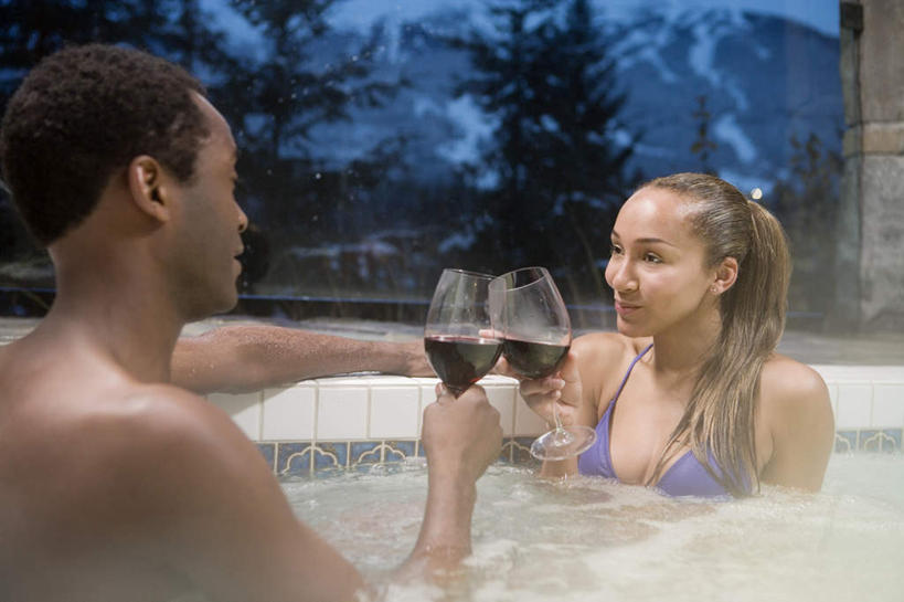 红酒,葡萄酒,西方人,两个人,站,笑,微笑,露齿笑,横图,室内,夜晚,正面,泳装,比基尼,爱情,山,温泉,雪,雪山,植物,雾,大雪,杯子,欧洲,非洲,黑人,欧洲人,握,沸腾,庆祝,蒸汽,高脚杯,冰,积雪,山峰,雪景,冬季,冬天,红酒杯,山峦,水蒸气,雾气,酒类,浪漫,拿,拿着,注视,裸露,玻璃制品,酒,树,树木,饮料,绿色,自然,酒杯,干杯,观察,看,碰杯,站着,温暖,温馨,红葡萄酒,恩爱,寒冷,交际,友好,握着,恋人,泉水,生长,温和,成长,观看,庆贺,气体,和睦,察看,冰冷,关注,裸,礼仪,敬酒,蒸发,劝酒,严寒,冰凉,酷寒,凛冽,凛凛,极冷,地热,男人,男性,女人,女性,中年男性,中年女性,非洲人,情侣,玻璃杯,站立,半身,彩图,三点式,泳衣,伴侣,融洽