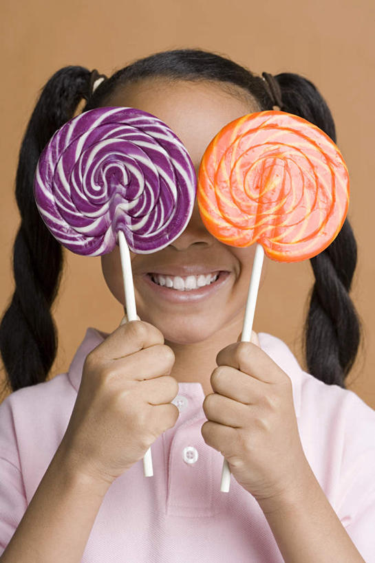 西方人,儿童,一个人,站,笑,微笑,露齿笑,竖图,室内,白天,正面,纯洁,欧洲,欧洲人,仅一个女性,仅一个人,握,黄色背景,服装,棒棒糖,食品,糖,糖果,甜点,甜品,拿,拿着,注视,休闲装,食物,两个,小孩,衣服,甜食,观察,看,站着,仅一个小孩,休闲,休闲服,可爱,童年,童趣,握着,遮,遮掩,摄影,服饰,影棚,观看,察看,掩盖,遮挡,关注,童真,烂漫,无邪,遮盖,掩饰,天真,女孩,女人,女性,白种人,孩子,站立,半身,彩图,影棚拍摄,拍摄,女生