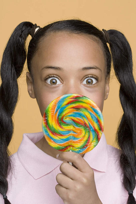 西方人,儿童,脸,头,脸颊,手,一个人,竖图,室内,特写,白天,正面,纯洁,欧洲,非洲,黑人,欧洲人,仅一个女性,仅一个人,握,服装,惊讶,棒棒糖,食品,糖,糖果,甜点,甜品,拿,拿着,注视,休闲装,肩膀,食物,小孩,衣服,黑色,甜食,观察,看,仅一个小孩,休闲,手部,休闲服,可爱,童年,童趣,握着,遮,遮掩,摄影,服饰,影棚,观看,单手,惊奇,察看,掩盖,遮挡,关注,童真,烂漫,无邪,遮盖,掩饰,诧异,天真,女孩,女人,女性,非洲人,孩子,头部,长发,卷发,脸部,脸蛋,面部,半身,彩图,影棚拍摄,拍摄,女生