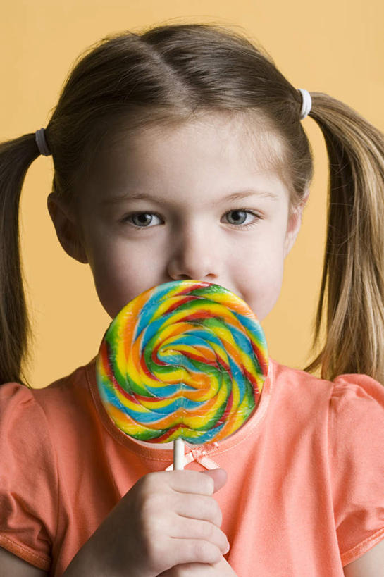 西方人,儿童,脸,头,脸颊,手,一个人,竖图,室内,特写,白天,正面,纯洁,欧洲,欧洲人,仅一个女性,仅一个人,一根,握,黄色背景,服装,棒棒糖,食品,糖,糖果,甜点,甜品,拿,拿着,注视,休闲装,肩膀,食物,小孩,衣服,甜食,观察,看,仅一个小孩,休闲,手部,休闲服,橙色,金色,可爱,童年,童趣,握着,遮,遮掩,摄影,服饰,影棚,观看,单手,察看,掩盖,遮挡,关注,童真,烂漫,无邪,遮盖,掩饰,天真,女孩,女人,女性,白种人,孩子,头部,长发,直发,脸部,脸蛋,面部,半身,彩图,影棚拍摄,拍摄,女生