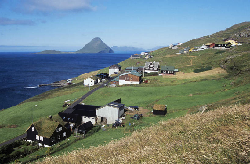 无人,家,横图,室外,白天,正面,旅游,度假,草地,草坪,岛屿,海浪,海洋,美景,植物,丹麦,欧洲,阴影,光线,影子,房屋,屋子,岛,景观,浪花,云,云朵,云彩,娱乐,楼房,住宅,草,蓝色,绿色,白云,蓝天,天空,阳光,自然,海水,天,享受,休闲,景色,放松,晴朗,自然风光,北欧,海景,丹麦王国,法罗群岛,大海,风浪,海,海水的波动,近岸浪,列岛,群岛,涌浪,诸岛,晴空,彩图,房子