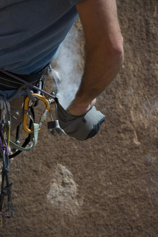 西方人,手,一个人,攀登,竖图,俯视,室外,特写,白天,运动服,锻炼,旅游,度假,探险,运动,攀岩,石头,欧洲,欧洲人,仅一个男性,仅一个人,握,阴影,服装,朦胧,模糊,反射,粉末,石子,铁桶,桶,影子,悬崖,拿,拿着,娱乐,极限运动,踩,仅一个年轻男性,衣服,容器,踩着,享受,休闲,手部,爬,粉,放松,握着,服饰,储藏,单手,衣着,储存,穿着,室外运动,户外运动,粉状,粉剂,绝壁,衣饰,冒险,体育,男人,男性,年轻男性,白种人,石块,岩石,登山,攀爬,半身,彩图,高角度拍摄,健身,贮存,运动装