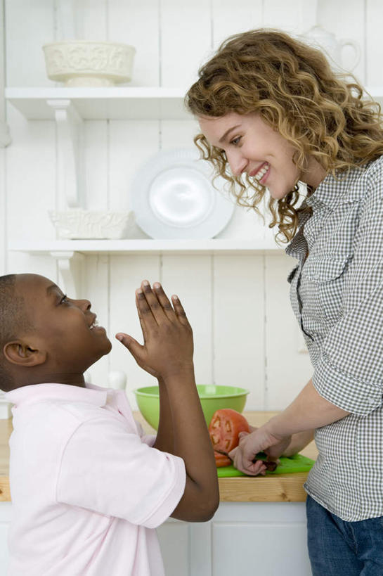 西方人,儿童,两个人,家庭,母亲,儿子,站,笑,微笑,露齿笑,竖图,室内,白天,侧面,快乐,兴奋,纯洁,骄傲,成功,胜利,厨房,柜子,蔬菜,西红柿,餐具,金属制品,欧洲,非洲,黑人,欧洲人,击掌,握,服装,朦胧,模糊,新鲜,金属,碟子,工具,盘,墙,生菜,莴苣,食品,案板,刀具,储物柜,拿,拿着,注视,休闲装,墙壁,墙面,砧板,食物,小孩,衣服,白色,盘子,碟,刀,低头,观察,看,手势,站着,休闲,温暖,温馨,母子,一家人,休闲服,可爱,母爱,童年,童趣,自信,握着,服饰,有机食品,绿色食品,观看,和睦,察看,储存,关注,菜刀,童真,烂漫,无邪,春菜,鹅仔菜,莴仔菜,千金菜,切菜刀,叶用莴苣,储备,蕴藏,贮备,天真,男孩,年轻女性,女人,女性,白种人,非洲人,孩子,年轻人,番茄,拍手,抬头,仰头,站立,半身,彩图,欢乐,开心,灶间,融洽,贮存,男生