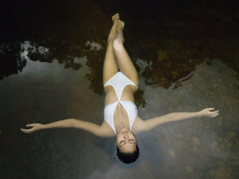 西方人,一个人,躺,闭眼,伸展双臂,睡,横图,俯视,室外,白天,泳装,比基尼,石头,温泉,雾,欧洲,欧洲人,仅一个年轻女性,仅一个女性,仅一个人,阴影,沸腾,光线,蒸汽,石子,影子,水蒸气,雾气,阳光,温暖,泉水,温和,气体,蒸发,地热,卧着,年轻女性,女人,女性,白种人,石块,岩石,闭眼睛,闭着眼,闭着眼睛,敞开双臂,困,困觉,寝息,伸开双臂,睡觉,躺着,卧,展开双肩,张开手臂,张开双臂,彩图,高角度拍摄,全身,三点式,泳衣