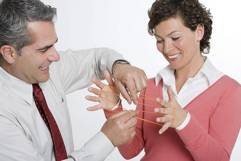 西方人,两个人,同事,商务人士,商务男性,商务女性,站,笑,微笑,露齿笑,横图,室内,白天,白色背景,正面,衬衫,游戏,成功,合作,团队,集体,信心,玩具,欧洲,欧洲人,握,套装,领带,拿,玩,拿着,注视,娱乐,队伍,绳子,观察,看,站着,休闲,翻花绳,握着,摄影,影棚,观看,活动,绳索,察看,领导,象征,庄重,成就,发泄,关注,消遣,智力,商务装,身份,挑帮帮,合伙,领袖,工薪阶层,翻绳,宣泄,正式,地位,解绷绷,解勾勾,解钩钩,挑花花线,线翻花,解股,翻花鼓,挑绷绷,男人,男性,女人,女性,中年男性,中年女性,白种人,白领,上班族,玩耍,嬉戏,站立,半身,彩图,影棚拍摄,衬衣,拍摄