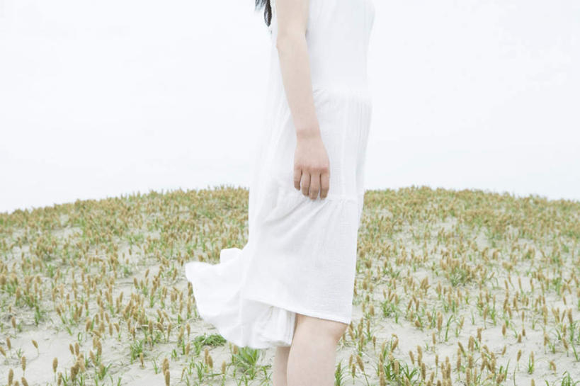 东方人,一个人,站,横图,室外,白天,侧面,裙子,草地,草坪,沙滩,植物,亚洲,仅一个年轻女性,仅一个女性,仅一个人,连衣裙,飘扬,沙子,海岸,沙地,黄种人,草,绿色,白色,站着,飘逸,飞扬,年轻女性,女人,女性,亚洲人,海滩,站立,半身,彩图