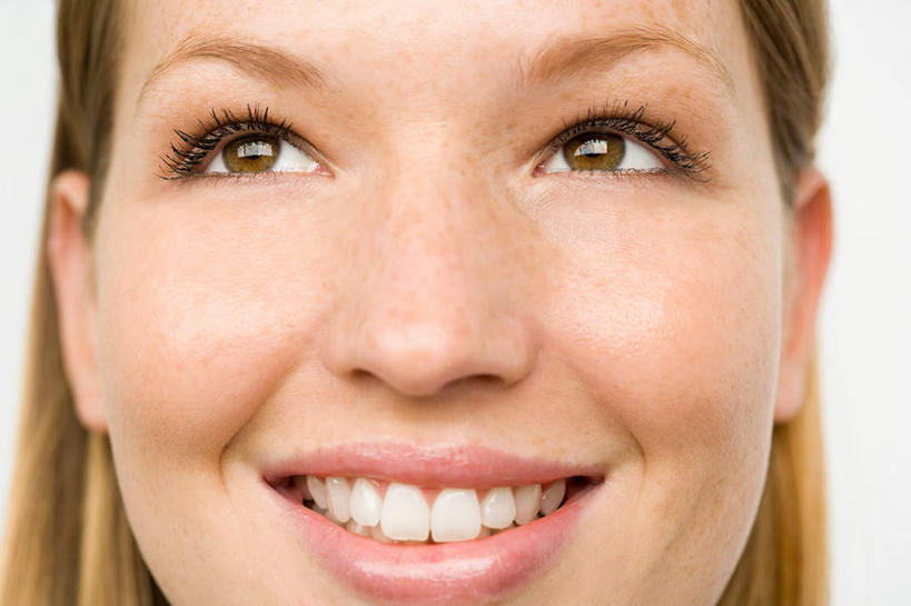 西方人,脸,头,眼睛,脸颊,眉毛,睫毛,头发,一个人,笑,微笑,露齿笑,横图,室内,特写,白天,白色背景,正面,欧洲,欧洲人,瞳孔,仅一个年轻女性,仅一个女性,仅一个人,朦胧,模糊,斑点,注视,看,金色,眼部,摄影,影棚,雀斑,关注,雀瘢,年轻女性,女人,女性,白种人,头部,长发,直发,睫,脸部,脸蛋,眉,面部,眼,眼睫毛,眼眉,抬头,仰头,半身,彩图,影棚拍摄,拍摄,眼眉毛