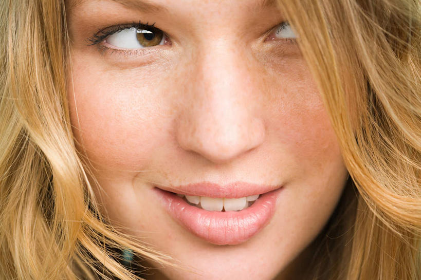 西方人,脸,头,嘴,脸颊,头发,一个人,笑,微笑,露齿笑,横图,室内,特写,白天,正面,欧洲,欧洲人,仅一个年轻女性,仅一个女性,仅一个人,斑点,注视,观察,看,金色,摄影,影棚,观看,察看,雀斑,关注,雀瘢,年轻女性,女人,女性,白种人,头部,长发,卷发,口,口腔,脸部,脸蛋,面部,嘴巴,嘴唇,半身,彩图,影棚拍摄,拍摄