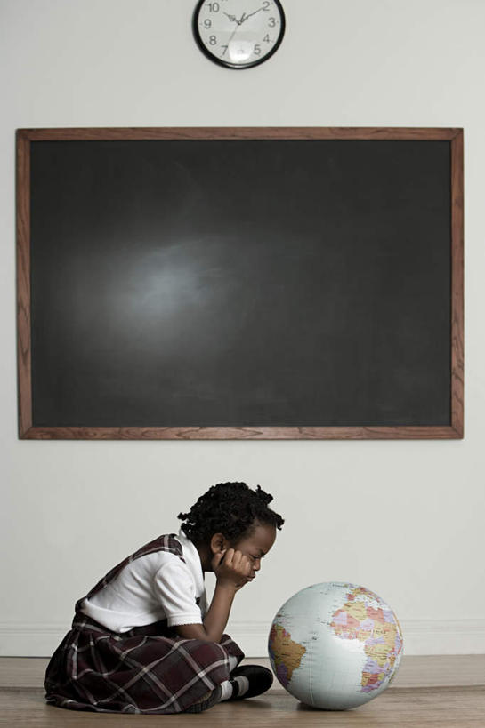 西方人,儿童,一个人,坐,盘腿,竖图,室内,白天,侧面,制服,纯洁,仪器,海洋,地图,欧洲,非洲,黑人,欧洲人,仅一个女性,仅一个人,撑,服装,时间,网格,地球仪,时钟,线条,世界地图,墙,地球,陆地,计时,全球,注视,墙壁,墙面,球,一个,小孩,白色,经纬线,模型,黑板,挂钟,钟表,观察,看,仅一个小孩,球体,校服,表,可爱,童年,童趣,教学,地理,国家,单个,观看,大陆,察看,世界,撑着,关注,纬线,版图,经线,童真,烂漫,无邪,学生服,经纬仪,地理学,耐磨,教学黑板,天真,女孩,女人,女性,非洲人,孩子,钟,盘腿而坐,盘膝,盘着腿的,盘着腿坐,双腿交叉,坐着,彩图,全身,大洋,大洲,女生