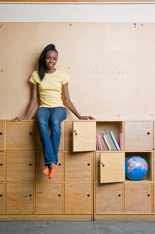 西方人,一个人,坐,竖图,室内,白天,正面,仪器,海洋,柜子,地图,欧洲,欧洲人,仅一个年轻女性,仅一个女性,仅一个人,撑,服装,裤子,网格,地球仪,线条,世界地图,墙,地球,陆地,走道,走廊,过道,储物柜,全球,注视,牛仔裤,休闲装,墙壁,墙面,球,一个,衣服,黄色,经纬线,模型,观察,看,休闲,球体,休闲服,地理,国家,服饰,单个,观看,大陆,察看,世界,撑着,储存,关注,纬线,版图,经线,经纬仪,地理学,储备,蕴藏,贮备,年轻女性,女人,女性,白种人,坐着,彩图,全身,贮存,大洋,大洲