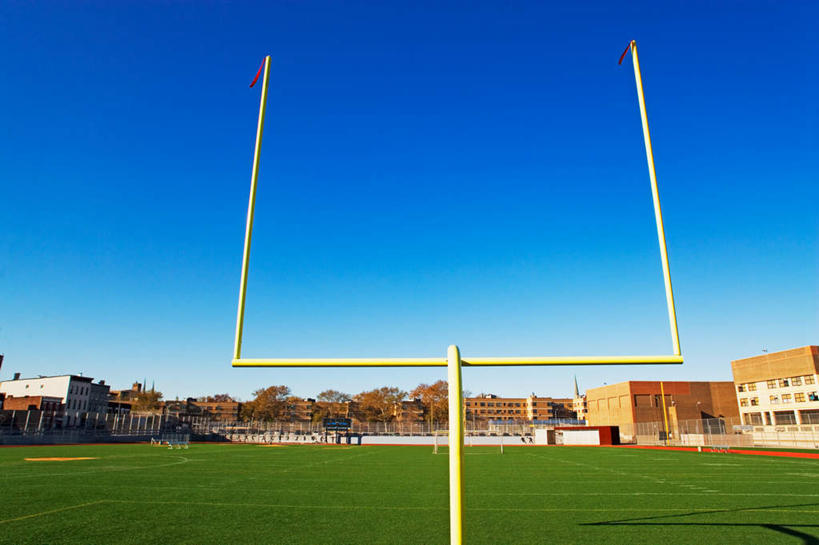 无人,足球场,家,横图,室外,白天,仰视,草地,草坪,植物,球门,房屋,屋子,公寓,洋房,楼房,住宅,草,蓝色,绿色,蓝天,天空,天,晴朗,绿茵场,万里无云,晴空,晴空万里,彩图,低角度拍摄,房子,足球比赛场地