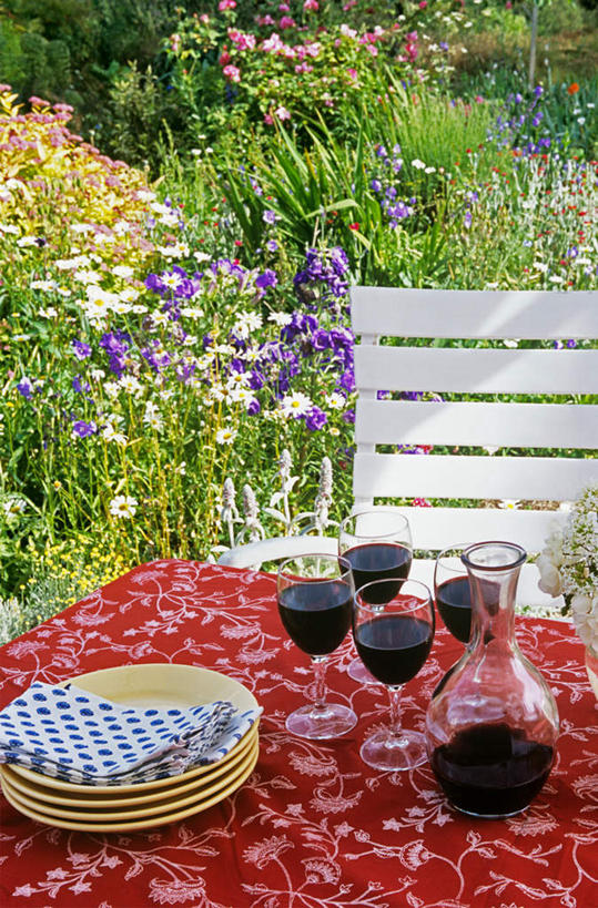 红酒,葡萄酒,无人,交叉,竖图,室外,白天,正面,旅游,度假,花海,花圃,美景,植物,餐桌,桌子,竹子,杯子,叶子,椅子,阴影,竹制,朦胧,模糊,盛开,编织,反射,布料,高脚杯,壶,篮子,影子,木椅,景观,红酒杯,酒类,花蕾,布纹,娱乐,玻璃制品,酒,水壶,桌布,花,花瓣,花朵,花卉,鲜花,饮料,一个,红色,绿色,自然,餐巾,茶壶,酒杯,容器,竹篮,台布,花丛,花束,花田,花苞,花蕊,四个,享受,休闲,红葡萄酒,景色,放松,单个,餐台,竹条,交织,竹制品,自然风光,穿插,玻璃杯,彩图