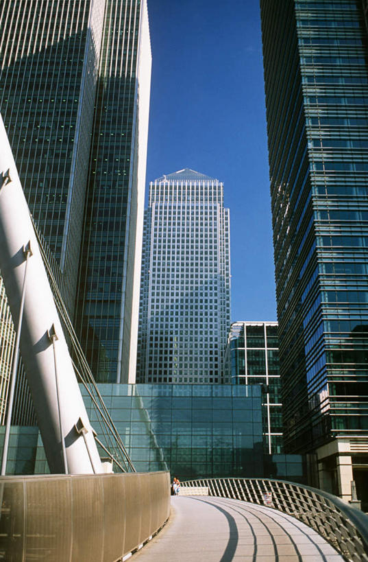 无人,高楼大厦,竖图,室外,白天,仰视,度假,美景,城市风光,标志建筑,城市,大厦,地标,建筑,摩天大楼,英国,欧洲,伦敦,景观,建筑群,首都,娱乐,建设,蓝色,蓝天,天空,天,享受,休闲,景色,放松,晴朗,西欧,大不列颠,金丝雀码头,大不列颠及北爱尔兰联合王国,万里无云,大不列颠联合王国,日不落英帝国,雾都,晴空,晴空万里,彩图,低角度拍摄,大楼,高层建筑,高楼,摩天楼