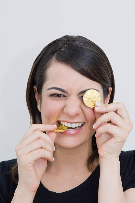 西方人,一个人,站,笑,微笑,露齿笑,竖图,室内,白天,正面,欧洲,欧洲人,仅一个年轻女性,仅一个女性,仅一个人,握,咬,服装,墙,食品,糖,糖果,甜点,甜品,注视,休闲装,墙壁,墙面,食物,衣服,白色,甜食,巧克力,观察,看,站着,休闲,休闲服,握着,遮,遮掩,服饰,观看,朱古力,咬着,察看,掩盖,遮挡,关注,遮盖,掩饰,年轻女性,女人,女性,白种人,站立,半身,彩图