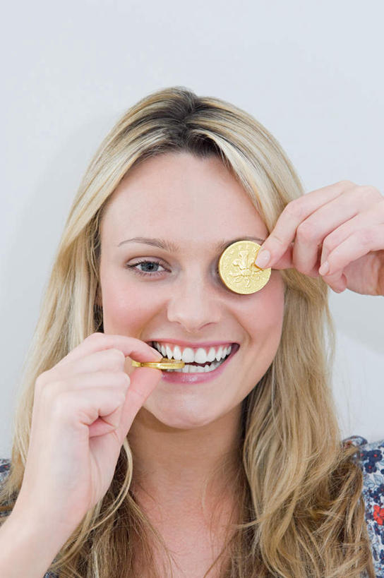 西方人,一个人,站,笑,微笑,露齿笑,竖图,室内,白天,正面,欧洲,欧洲人,仅一个年轻女性,仅一个女性,仅一个人,握,咬,服装,墙,食品,糖,糖果,甜点,甜品,注视,休闲装,墙壁,墙面,食物,衣服,白色,甜食,巧克力,观察,看,站着,休闲,休闲服,握着,遮,遮掩,服饰,观看,朱古力,咬着,察看,掩盖,遮挡,关注,遮盖,掩饰,年轻女性,女人,女性,白种人,站立,半身,彩图