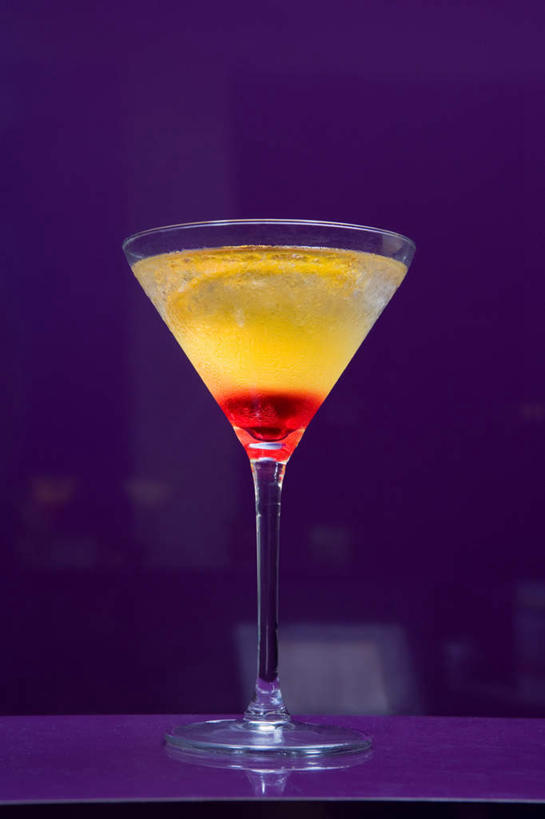 无人,酒吧,竖图,室内,特写,白天,正面,桌面,桌子,杯子,木制,高脚杯,酒类,一杯,文化,玻璃制品,酒,饮料,黄色,酒杯,木制品,鸡尾酒,橙色,调酒,创造,想象,马提尼,马提尼酒,鸡尾酒杯,玻璃杯,彩图,酒吧间,酒馆