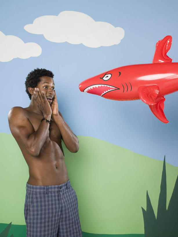 西方人,肌肉,健壮,一个人,站,摸,竖图,室内,白天,正面,草地,草坪,植物,鲨鱼,野生动物,欧洲,非洲,黑人,欧洲人,仅一个男性,仅一个人,抚摸,惊讶,云,云朵,云彩,注视,裸露,草,仅一个年轻男性,红色,绿色,白云,动物,观察,看,站着,张嘴,健康,活力,力量,摄影,影棚,观看,青春,惊奇,察看,强壮,关注,裸,凶猛,大白鲨,张大嘴巴,食人鲨,噬人鲨,残暴,凶残,男人,男性,年轻男性,非洲人,张开嘴,沙鱼,触摸,接触,站立,半身,彩图,影棚拍摄,拍摄