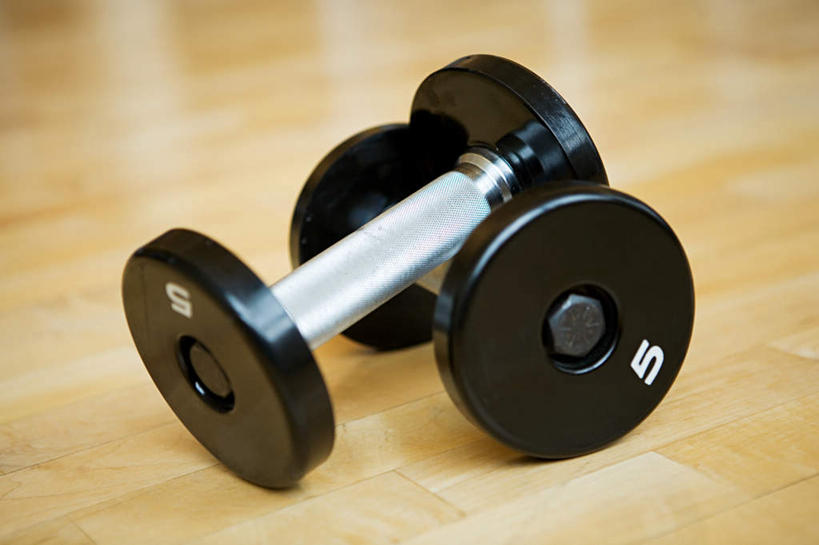 无人,横图,俯视,室内,特写,白天,地板,静物,哑铃,一堆,阴影,堆叠,堆积,朦胧,模糊,反射,影子,地面,运动器械,木地板,两个,健身器械,堆,健身器材,彩图,高角度拍摄,运动器材