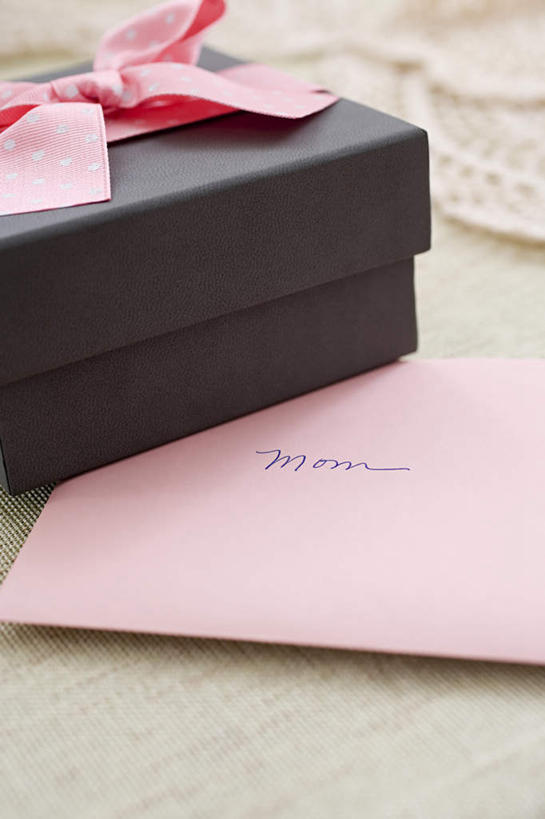 无人,竖图,俯视,室内,特写,白天,桌面,桌子,静物,礼盒,礼物,母亲节,节日,朦胧,模糊,庆祝,装饰,木制,英文,标志,丝绸,丝带,文字,纸盒,字符,字母,缎带,贺卡,文化,标识,绸带,盒子,包装盒,木制品,礼品盒,庆典,礼品,纪念,英文字母,华丽,修饰,点缀,衬托,美观,雅致,雅观,彩图,高角度拍摄