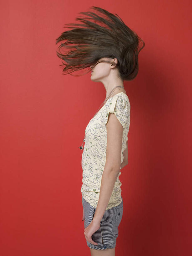 西方人,一个人,站,竖图,室内,白天,侧面,欧洲,欧洲人,仅一个年轻女性,仅一个女性,仅一个人,红色背景,服装,飘扬,凌乱,休闲装,衣服,站着,休闲,休闲服,摄影,服饰,影棚,飘逸,混乱,飞扬,纷乱,缭乱,庞杂,年轻女性,女人,女性,白种人,长发,站立,半身,彩图,影棚拍摄,拍摄