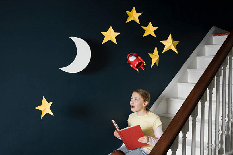 西方人,儿童,一个人,栏杆,坐,笑,微笑,露齿笑,横图,室内,白天,正面,探险,纯洁,神秘,宇宙,楼梯,书籍,欧洲,欧洲人,仅一个女性,仅一个人,一本,许多,吊挂,握,悬挂,服装,朦胧,模糊,飞船,科学,太空,扶手,阶梯,墙,月亮,星星,交通,月光,挂,拿,拿着,注视,休闲装,航空,护栏,墙壁,墙面,台阶,一个,小孩,衣服,蓝色,自然,观察,看,仅一个小孩,休闲,星形,休闲服,可爱,探索,童年,童趣,握着,运输,服饰,单个,观看,发现,明亮,天体,察看,关注,载具,宇宙飞船,五角形,童真,烂漫,无邪,天文学,外太空,皎洁,航天器,天真,女孩,女人,女性,白种人,孩子,书,图书,五角星,坐着,半身,彩图,女生