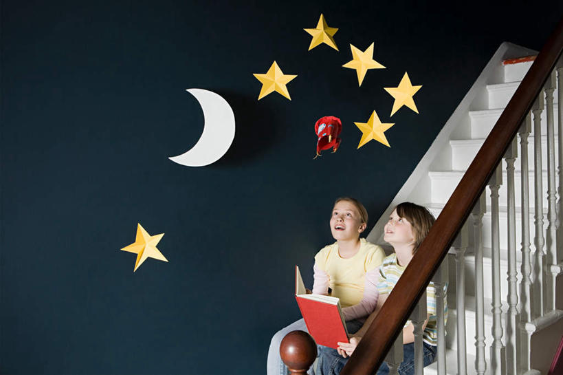 西方人,儿童,两个人,伙伴,朋友,栏杆,坐,笑,微笑,露齿笑,横图,室内,白天,正面,探险,友谊,纯洁,神秘,宇宙,楼梯,书籍,欧洲,欧洲人,一本,许多,吊挂,握,悬挂,服装,朦胧,模糊,飞船,科学,太空,扶手,阶梯,墙,月亮,星星,交通,月光,挂,拿,拿着,注视,休闲装,航空,护栏,墙壁,墙面,台阶,一个,小孩,衣服,蓝色,自然,观察,看,休闲,星形,休闲服,可爱,探索,童年,童趣,握着,运输,服饰,单个,观看,发现,明亮,天体,察看,关注,载具,宇宙飞船,五角形,童真,烂漫,无邪,天文学,外太空,皎洁,航天器,天真,友情,男孩,男人,男性,女孩,女人,女性,白种人,书,图书,五角星,坐着,半身,彩图,男生,女生