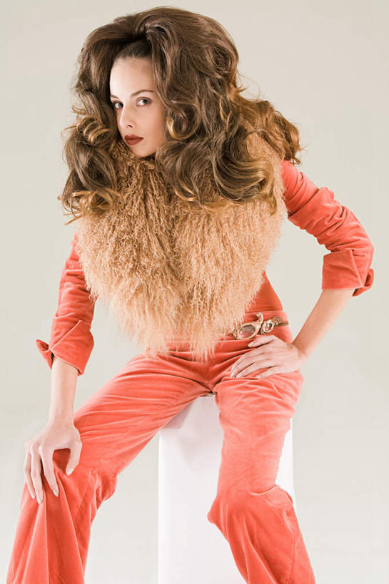 西方人,一个人,坐,竖图,室内,白天,白色背景,正面,欧洲,欧洲人,仅一个年轻女性,仅一个女性,仅一个人,撑,服装,注视,衣服,观察,看,摄影,服饰,影棚,狮子座,星座,观看,察看,撑着,衣着,优秀,穿着,关注,占卜,表演服,演出服,权力,衣饰,道具服,年轻女性,女人,女性,白种人,坐着,半身,彩图,影棚拍摄,拍摄,魅力