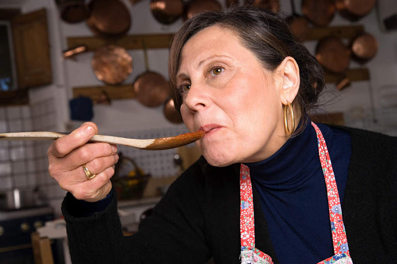 西方人,脸,头,脸颊,手,一个人,站,吃,横图,室内,特写,白天,正面,烹饪,厨房,厨具,金属制品,欧洲,欧洲人,仅一个女性,仅一个人,吊挂,握,悬挂,服装,金属,锅子,勺子,墙,调料,酱料,酱汁,佐料,调味品,挂,拿,调味料,拿着,注视,休闲装,锅,酱,墙壁,墙面,衣服,调羹,汤匙,观察,看,站着,仅一个中年女性,休闲,手部,休闲服,握着,服饰,锅具,观看,单手,察看,关注,烹饪用具,女人,女性,中年女性,白种人,头部,脸部,脸蛋,面部,烹调用具,嚼,烹调,食,站立,半身,彩图,灶间