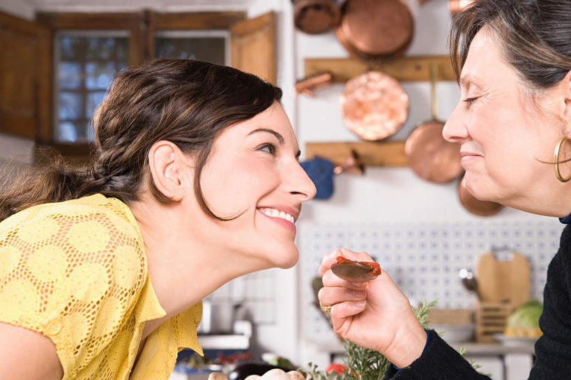 西方人,脸,头,脸颊,两个人,家庭,母亲,女儿,坐,闭眼,笑,微笑,露齿笑,横图,室内,特写,白天,侧面,烹饪,厨房,厨具,金属制品,欧洲,欧洲人,吊挂,握,悬挂,服装,金属,锅子,勺子,墙,调料,酱料,酱汁,佐料,调味品,挂,拿,调味料,拿着,注视,休闲装,锅,酱,墙壁,墙面,衣服,调羹,汤匙,观察,看,休闲,温暖,温馨,母女,一家人,休闲服,母爱,握着,服饰,锅具,观看,和睦,察看,关注,烹饪用具,年轻女性,女人,女性,中年女性,白种人,头部,脸部,脸蛋,面部,烹调用具,闭眼睛,闭着眼,闭着眼睛,烹调,坐着,半身,彩图,灶间,融洽