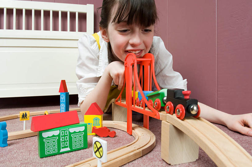 西方人,儿童,一个人,家,坐,笑,微笑,露齿笑,横图,室内,白天,正面,游戏,纯洁,床,卧室,火车,玩具,欧洲,欧洲人,仅一个女性,仅一个人,服装,房屋,双人床,屋子,床单,玩,注视,休闲装,娱乐,被子,楼房,住宅,车,小孩,衣服,模型,交通工具,观察,看,仅一个小孩,休闲,休闲服,可爱,童年,童趣,益智,服饰,观看,活动,察看,被单,发泄,关注,消遣,智力,载具,童真,烂漫,无邪,宣泄,天真,女孩,女人,女性,白种人,孩子,玩耍,嬉戏,坐着,半身,彩图,房子,睡房,卧房,女生