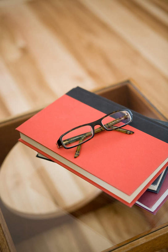 无人,竖图,俯视,室内,特写,白天,桌子,静物,一堆,一副,阴影,堆叠,堆积,朦胧,模糊,反射,眼镜,影子,记事本,书桌,本子,笔记本,课桌,三本,堆,近视眼镜,彩图,高角度拍摄