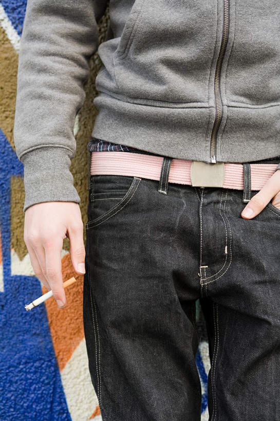 西方人,儿童,手,一个人,站,竖图,室外,特写,白天,正面,抽象,绘画,纯洁,香烟,欧洲,欧洲人,双手,仅一个男性,仅一个人,艺术,彩绘,图案,墙,艺术品,古典,文化,腰带,墙壁,墙面,小孩,工艺品,品味,站着,仅一个小孩,概念,手部,烟,可爱,童年,童趣,皮带,美术,高雅,童真,烂漫,无邪,配饰,美学,双手抄兜,双手放兜,裤带,图文,天真,男孩,男人,男性,白种人,孩子,卷烟,烟草,纸烟,插兜,两手抄兜,两手放兜,手插兜,手放口袋,站立,半身,彩图,涂鸦,男生,手抄兜