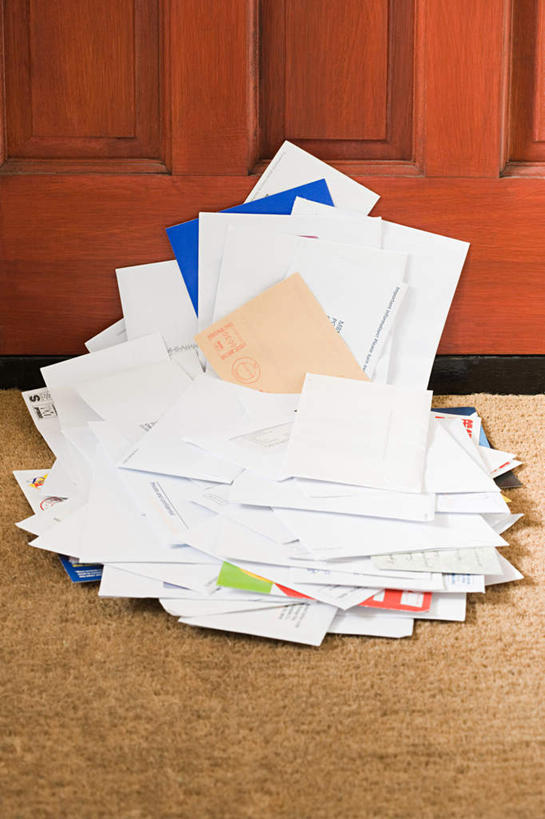 无人,竖图,室内,特写,白天,正面,地板,地毯,门,一堆,堆叠,堆积,装饰,编织,手工艺品,织物,地面,木地板,工艺品,门框,信件,账单,堆,华丽,修饰,点缀,票据,发票,小票,衬托,美观,雅致,雅观,函件,彩图,收据