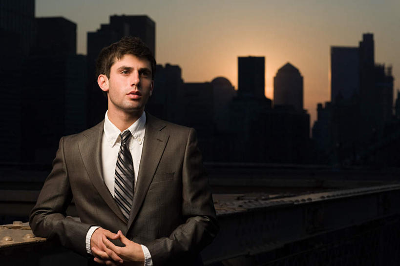 西方人,一个人,商务人士,商务男性,高楼大厦,站,横图,全景,室外,白天,正面,衬衫,度假,办公楼,美景,日落,天际线,城市风光,城市,大厦,建筑,摩天大楼,写字楼,欧洲,纽约,美国,欧洲人,仅一个男性,仅一个人,握,阴影,套装,光线,影子,景观,晚霞,霞光,落日,曼哈顿,领带,注视,娱乐,仅一个年轻男性,阳光,黄昏,楼宇,观察,看,站着,享受,休闲,商务楼,景色,彩霞,放松,握着,观看,察看,北美,北美洲,象征,庄重,关注,美洲,商务装,身份,工薪阶层,纽约州,帝国之州,帝国州,北亚美利加洲,亚美利加洲,正式,地位,夕照,男人,男性,年轻男性,白种人,白领,上班族,夕阳,站立,半身,彩图,衬衣,大楼,高层建筑,高楼,摩天楼,曼哈顿岛,斜阳