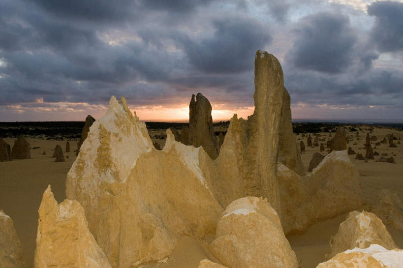 无人,公园,横图,室外,白天,正面,旅游,度假,石头,美景,日落,沙漠,山,山脉,澳大利亚,阴影,光线,石子,影子,地平线,景观,山顶,山峰,晚霞,霞光,落日,辽阔,地面,山峦,娱乐,阳光,自然,黄昏,群山,享受,休闲,广阔,景色,彩霞,放松,一望无际,国家公园,自然风光,延伸,大洋洲,澳洲,沉积岩,南方大陆,天地相交,澳大利亚联邦,西澳大利亚,西澳大利亚州,无边无际,一马平川,颠峰,极峰,夕照,水成岩,南邦国家公园,大漠,砂漠,石块,岩石,夕阳,彩图,斜阳