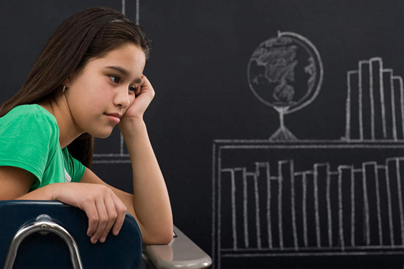 西方人,儿童,一个人,坐,横图,室内,白天,侧面,抽象,绘画,纯洁,仪器,海洋,桌子,地图,书籍,椅子,欧洲,欧洲人,仅一个女性,仅一个人,一排,许多,撑,阴影,服装,艺术,整齐,反射,网格,彩绘,地球仪,图案,线条,影子,世界地图,木椅,地球,陆地,艺术品,古典,全球,注视,休闲装,文化,书桌,球,排列,小孩,衣服,经纬线,课桌,模型,黑板,工艺品,观察,看,品味,仅一个小孩,休闲,概念,球体,休闲服,可爱,童年,童趣,教学,地理,国家,服饰,观看,美术,大陆,察看,世界,撑着,高雅,队列,关注,纬线,版图,经线,童真,烂漫,无邪,经纬仪,地理学,美学,挡书板,书挡,书夹,书立,耐磨,图文,教学黑板,天真,女孩,女人,女性,白种人,孩子,书,图书,坐着,半身,彩图,涂鸦,大洋,大洲,女生