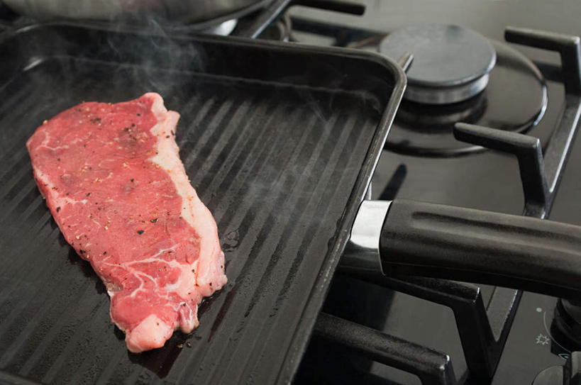 无人,横图,俯视,室内,特写,白天,烹饪,西餐,雾,厨房,厨具,阴影,沸腾,反射,蒸汽,盘,影子,调味,肉,香料,佐料,牛排,牛肉,料理,食品,水蒸气,菜肴,美食,肉类,食物,盘子,西式,佳肴,灶具,配料,燃气灶,肉食,蒸发,作料,燃气具,彩图,高角度拍摄,灶间