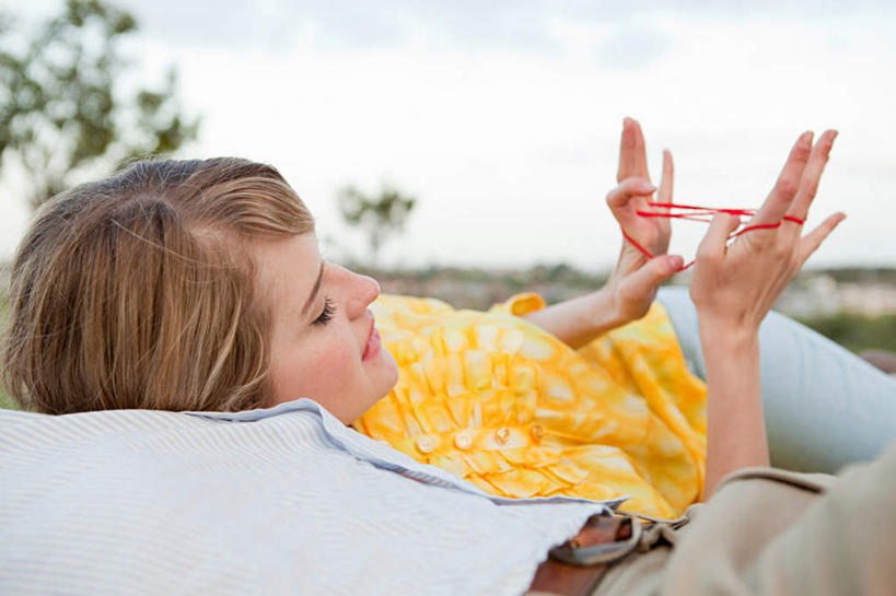 西方人,两个人,躺,横图,室外,白天,正面,爱情,游戏,成功,合作,团队,集体,信心,草地,草坪,植物,玩具,欧洲,欧洲人,握,服装,朦胧,模糊,浪漫,拿,玩,拿着,注视,休闲装,娱乐,腰带,队伍,草,树,树木,衣服,黄色,绿色,自然,绳子,观察,看,休闲,温暖,温馨,休闲服,恩爱,翻花绳,握着,恋人,服饰,生长,成长,观看,活动,皮带,绳索,和睦,察看,成就,发泄,关注,消遣,智力,挑帮帮,合伙,配饰,翻绳,宣泄,解绷绷,解勾勾,解钩钩,挑花花线,线翻花,裤带,卧着,解股,翻花鼓,挑绷绷,男人,男性,年轻男性,年轻女性,女人,女性,白种人,情侣,躺着,玩耍,卧,嬉戏,半身,彩图,伴侣,融洽