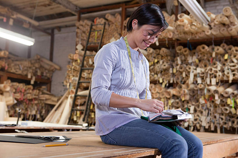 西方人,一个人,设计师,坐,笑,微笑,露齿笑,横图,室内,白天,仰视,桌面,桌子,欧洲,欧洲人,仅一个年轻女性,仅一个女性,仅一个人,一排,许多,握,花纹,服装,整齐,测量,木制,布,皮尺,图案,图纸,刻度,设计图,很多,拿,拿着,注视,休闲装,排列,衣服,红色,尺,木制品,观察,看,休闲,休闲服,握着,服饰,观看,堆,测量工具,布匹,尺子,察看,腰围尺,队列,关注,工程图,草图,蓝图,量具,量仪,塑料卷尺,服装尺,裁缝尺,年轻女性,女人,女性,白种人,美术设计员,设计,设计家,设计者,坐着,半身,彩图,低角度拍摄