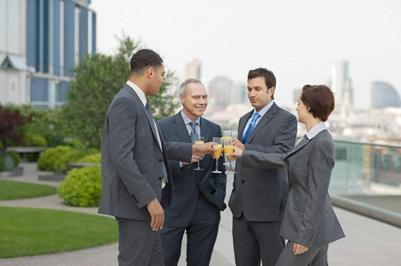 葡萄酒,西方人,四个人,伙伴,朋友,商务人士,商务男性,商务女性,高楼大厦,栏杆,站,说,横图,室外,白天,正面,衬衫,奢侈,讨论,快乐,友谊,办公楼,合作,团队,天际线,植物,大厦,建筑,摩天大楼,写字楼,杯子,欧洲,欧洲人,握,套装,高脚杯,围栏,领带,浪漫,拿,拿着,注视,护栏,玻璃制品,酒,树,树木,饮料,绿色,自然,酒杯,楼宇,香槟,观察,看,站着,商务楼,诱惑,战略,握着,生长,成长,观看,察看,象征,庄重,关注,商务装,身份,工薪阶层,香槟杯,联合,合谋,正式,地位,气泡酒,起泡酒,汽酒,交流,配合,协作,老年男性,男人,男性,年轻男性,年轻女性,女人,女性,中年男性,白种人,白领,上班族,玻璃杯,沟通,讲话,交谈,商讨,说话,谈话,站立,半身,彩图,衬衣,高兴,欢笑,大楼,高层建筑,高楼,摩天楼