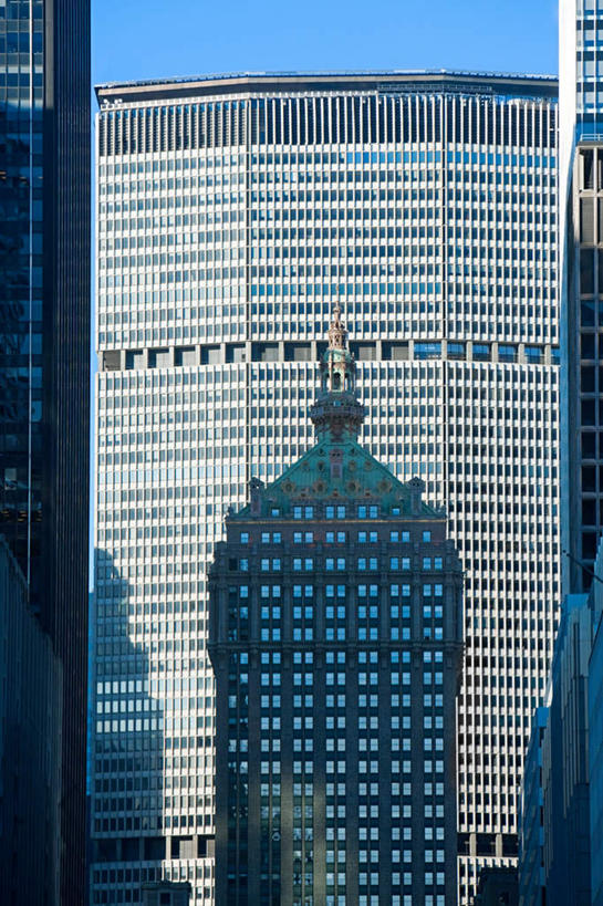 无人,高楼大厦,竖图,室外,白天,正面,度假,办公楼,美景,窗户,城市风光,标志建筑,城市,大厦,地标,建筑,摩天大楼,写字楼,纽约,美国,阴影,光线,影子,墙,景观,曼哈顿,娱乐,建设,玻璃窗,墙壁,墙面,蓝色,蓝天,天空,阳光,楼宇,天,享受,休闲,商务楼,景色,放松,晴朗,北美,北美洲,美洲,纽约州,万里无云,帝国之州,帝国州,北亚美利加洲,亚美利加洲,大都会人寿保险大楼,麦迪逊大道,晴空,晴空万里,彩图,大楼,高层建筑,高楼,摩天楼,曼哈顿岛