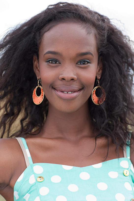 西方人,脸,头,脸颊,脖子,锁骨,肩胛骨,胸骨,肋骨,一个人,站,笑,微笑,露齿笑,竖图,室外,特写,白天,正面,吊带,欧洲,非洲,黑人,欧洲人,仅一个年轻女性,仅一个女性,仅一个人,服装,注视,吊带衫,肩膀,装饰品,衣服,饰品,首饰,观察,看,站着,服饰,观看,耳坠,察看,衣着,穿着,关注,耳饰,胸椎,腰骨,肋软骨,衣饰,年轻女性,女人,女性,非洲人,头部,脖,颈,颈部,脸部,脸蛋,面部,站立,半身,彩图