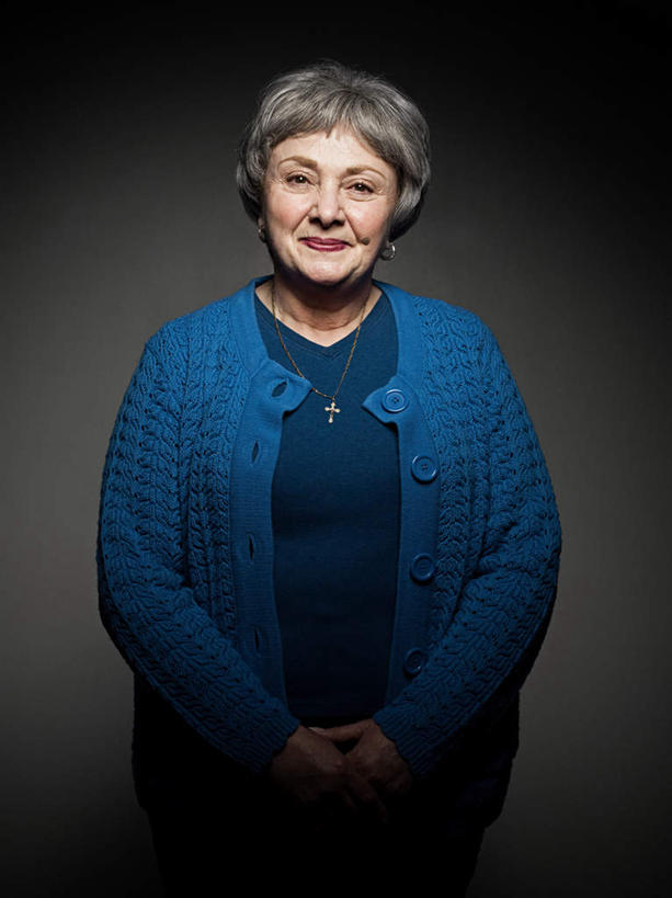 西方人,一个人,站,笑,微笑,竖图,室内,白天,正面,毛衣,项链,欧洲,欧洲人,仅一个女性,仅一个人,握,黑色背景,注视,装饰品,蓝色,饰品,首饰,观察,看,站着,握着,摄影,仅一个老年女性,影棚,观看,耳坠,察看,关注,线衫,耳饰,老年女性,女人,女性,白种人,站立,半身,彩图,影棚拍摄,绒衣,套衫,套头毛衣,线衣,拍摄