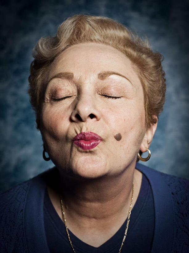 西方人,脸,头,嘴,脸颊,脖子,头发,一个人,闭眼,竖图,室内,特写,白天,正面,毛衣,项链,欧洲,欧洲人,仅一个女性,仅一个人,棕色,肩膀,装饰品,蓝色,饰品,首饰,嘟嘴,撅嘴,摄影,仅一个老年女性,影棚,耳坠,线衫,耳饰,老年女性,女人,女性,白种人,头部,卷发,脖,颈,颈部,脸部,脸蛋,面部,嘴巴,嘴唇,闭眼睛,闭着眼,闭着眼睛,半身,彩图,影棚拍摄,绒衣,套衫,套头毛衣,线衣,拍摄,短发