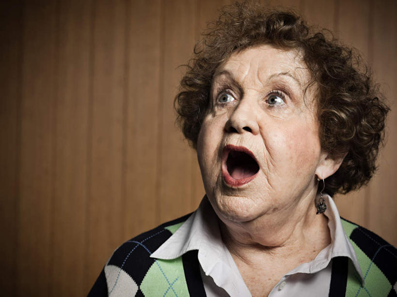 西方人,脸,头,脸颊,头发,一个人,横图,室内,特写,白天,正面,欧洲,欧洲人,仅一个女性,仅一个人,服装,惊讶,棕色,注视,休闲装,装饰品,衣服,饰品,首饰,观察,看,张嘴,休闲,休闲服,摄影,服饰,仅一个老年女性,影棚,观看,惊奇,耳坠,察看,关注,张大嘴巴,耳饰,老年女性,女人,女性,白种人,头部,卷发,脸部,脸蛋,面部,张开嘴,半身,彩图,影棚拍摄,拍摄,短发