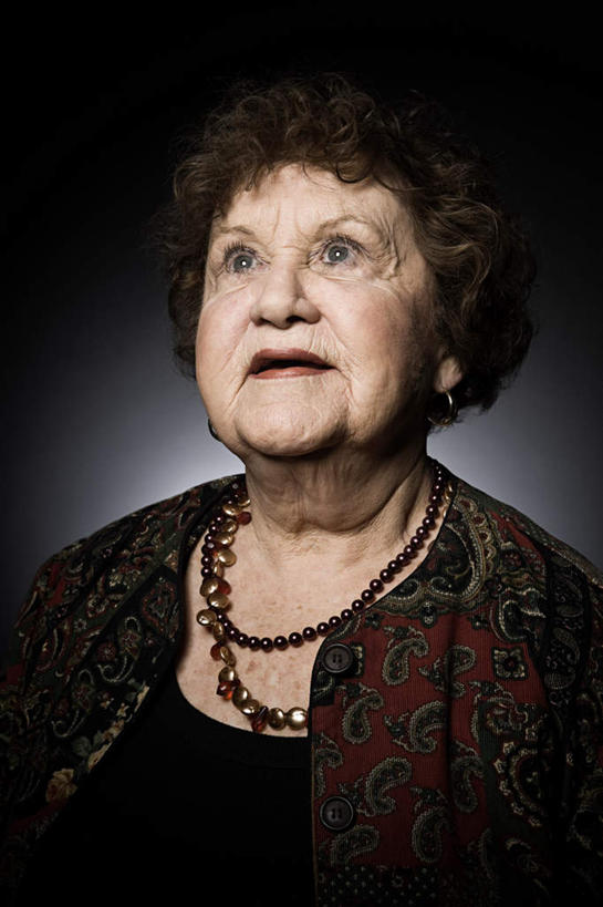 西方人,脸,头,脸颊,头发,一个人,竖图,室内,特写,白天,正面,项链,欧洲,欧洲人,仅一个女性,仅一个人,服装,棕色,注视,休闲装,装饰品,衣服,饰品,首饰,观察,看,休闲,休闲服,摄影,服饰,仅一个老年女性,影棚,观看,耳坠,察看,关注,耳饰,老年女性,女人,女性,白种人,头部,卷发,脸部,脸蛋,面部,抬头,仰头,半身,彩图,影棚拍摄,拍摄,短发